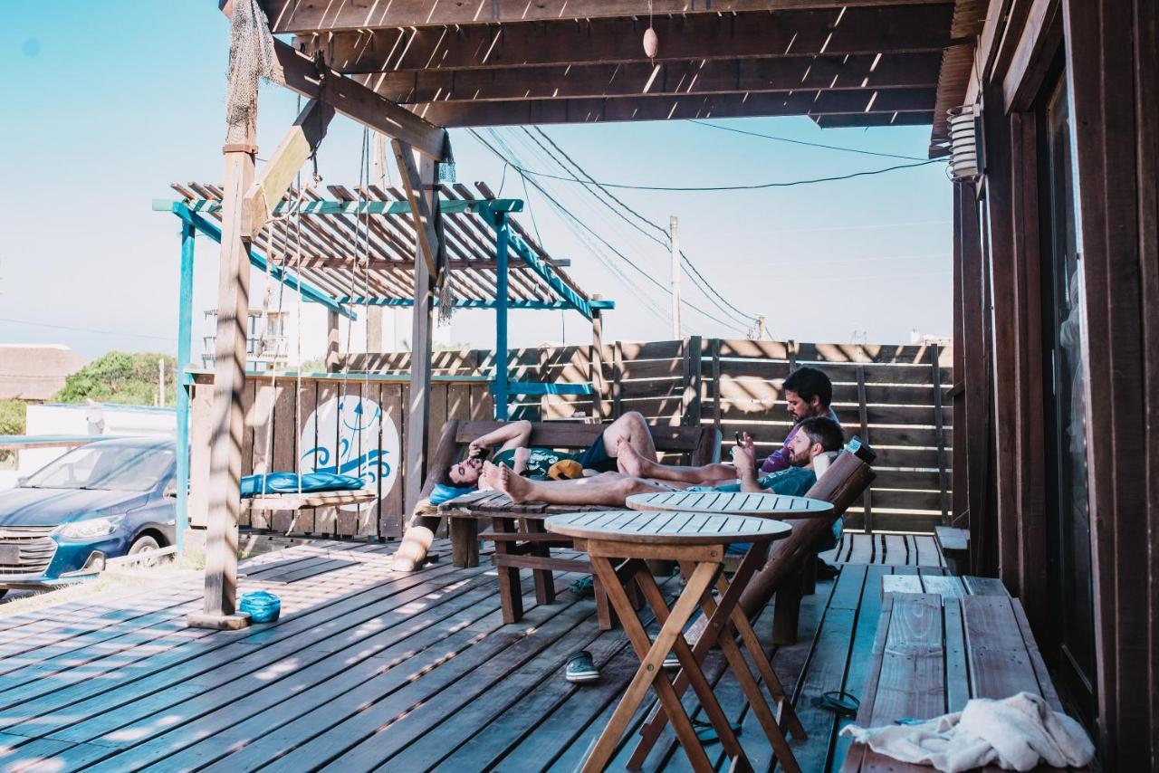 Mar De Fondo Hostel Punta Del Diablo Bagian luar foto