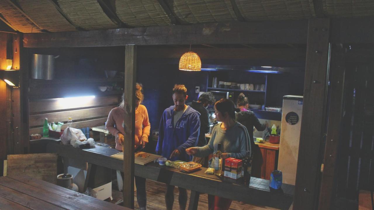 Mar De Fondo Hostel Punta Del Diablo Bagian luar foto